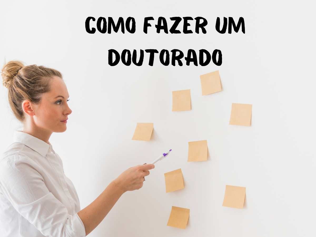Mulher planejando com notas adesivas em um quadro, título "Como Fazer um Doutorado".