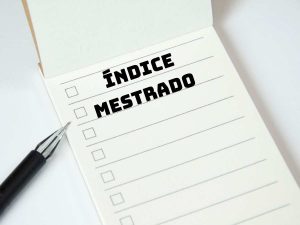 Caderno com a escrita 'Índice de Mestrado' ao lado de uma caneta, simbolizando um índice de doutorado de qualidade.