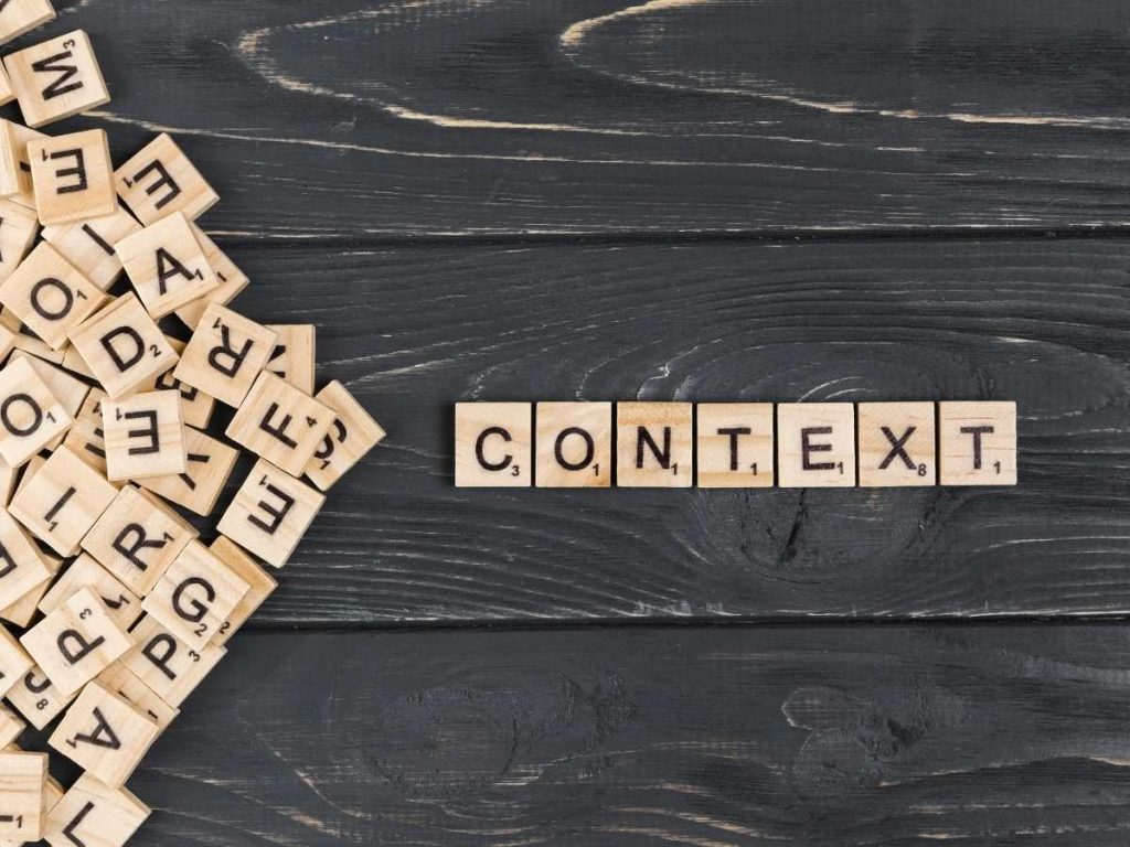 Fichas de letras formando a palavra "Contexto" em uma superfície escura, título "Tese y su Estado da Arte".