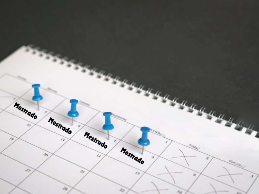 Calendário com pinos azuis marcando uma semana, representando a possibilidade de fazer um mestrado em uma semana.