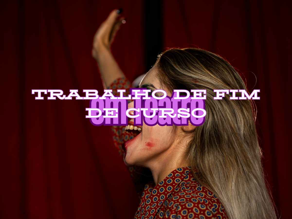 Mulher sorrindo no palco de teatro, com um trabalho de fim de curso em teatro
